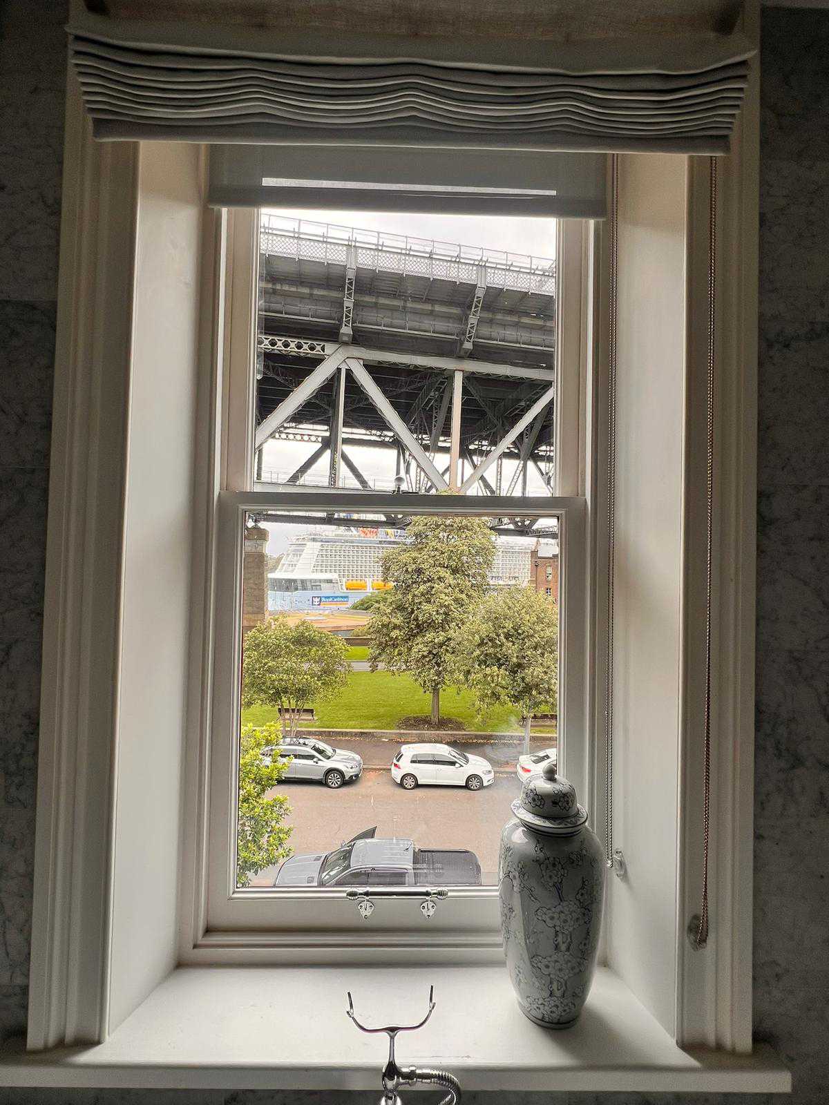 Streak-free heritage sash window