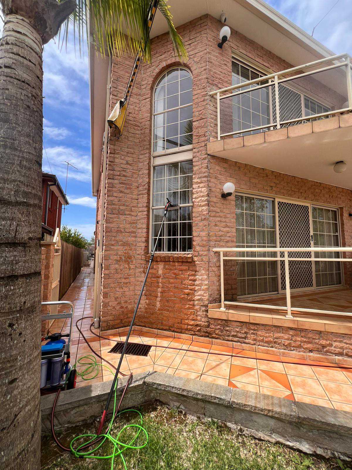 Water-fed pole cleaning upper-storey windows with pure water